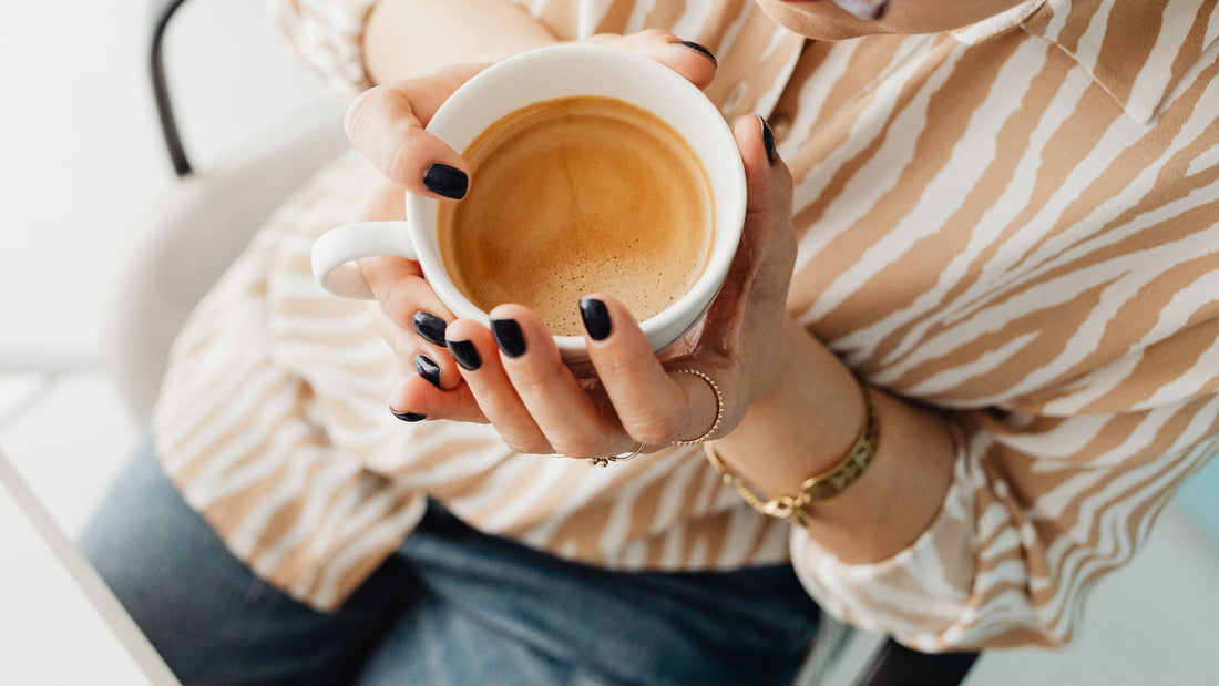 tasse de café dans les mains d'une femme